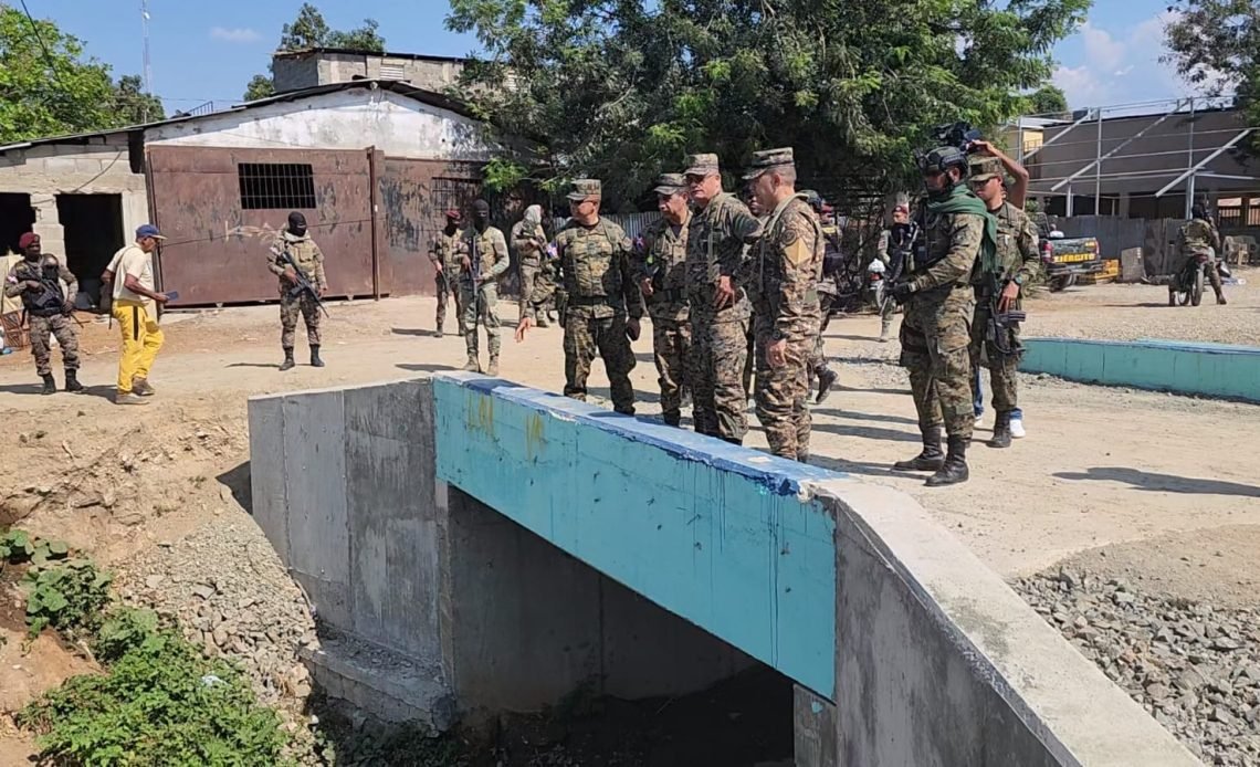 Comandante-Ejercito-recorre-Frontera-1140x694