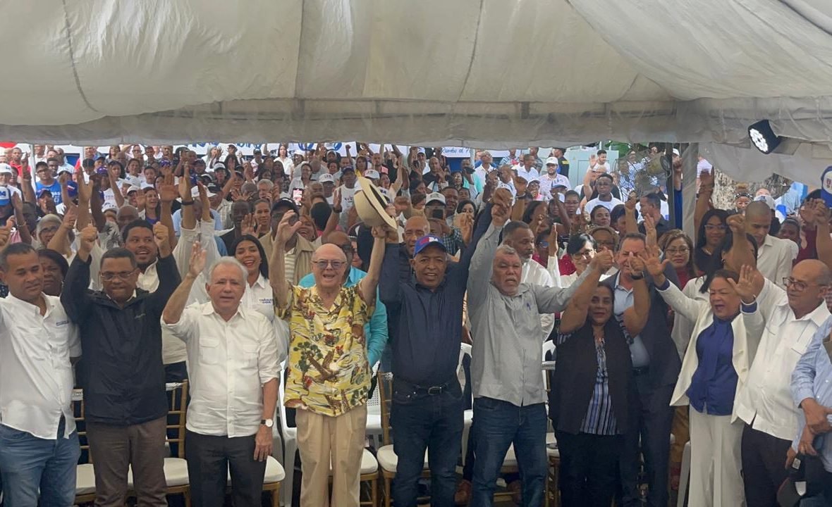 Hipolito-Mejia-reunido-con-dirigentes-del-PRM-en-SDE-e1714139692961