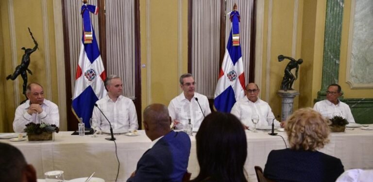 Abinader-y-otros-funcionarios-reunidos-con-lideres-sindicales