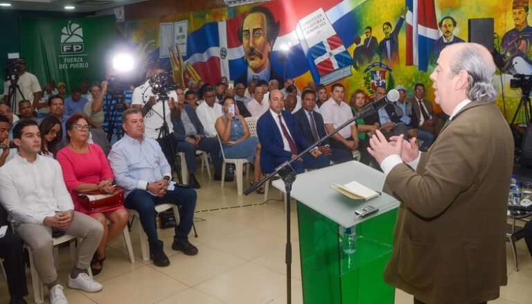 Eduardo-Jorge-Prats-mientras-halaba-en-un-panel-de-la-FP