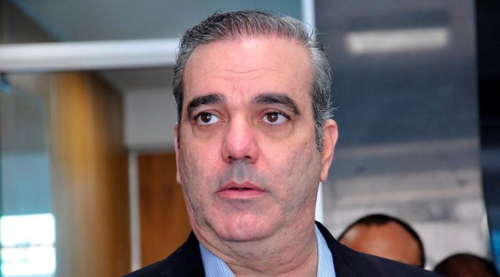 Luis-Abinader-pensativo