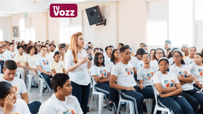 Carolina Mejía conversa con estudiantes de Capotillo sobre responsabilidad ciudadana - Imagen