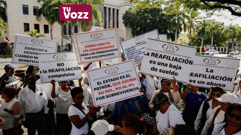Maestros Pensionados Protestan Frente al Ministerio de Educación por Aumento del Seguro de Sobrevivencia - Imagen
