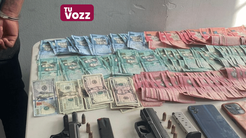 Policía Nacional captura en Baní hombre con armas ilegales y dinero en efectivo durante allanamiento - Imagen
