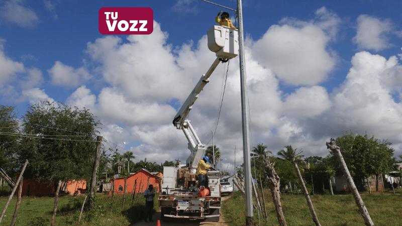 EDEEste amplía redes eléctricas en la comunidad Santa Clara de Higüey - Imagen
