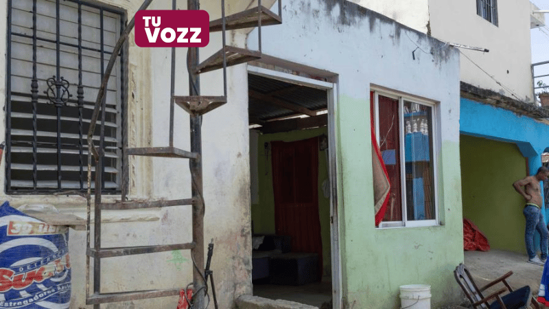Mujer pierde la vida al intentar proteger a su hijo en trágico ataque armado en Villa Mella - Imagen
