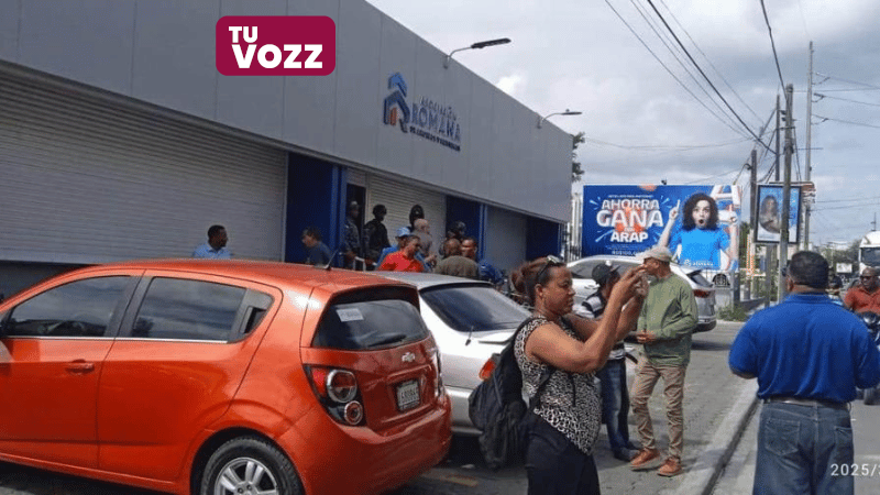 Asaltante roba dinero de la Asociación Romana de Ahorros y Préstamos; lamentan muerte del vigilante - Imagen