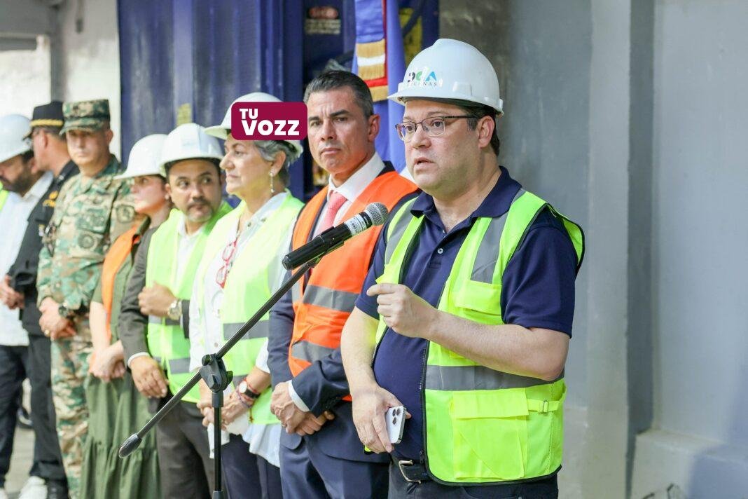 Foto-1.-Yayo-Sanz-Lovaton-durante-el-acto-de-destruccion-de-mercancias-falsificadas-1068x712