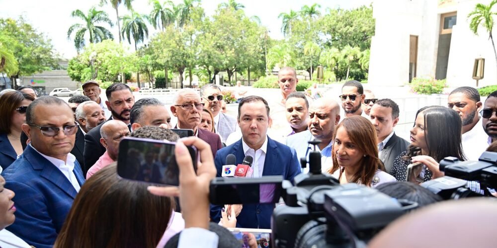 Foto-1.-Yayo-Sanz-Lovaton-durante-el-acto-de-destruccion-de-mercancias-falsificadas-1068x712
