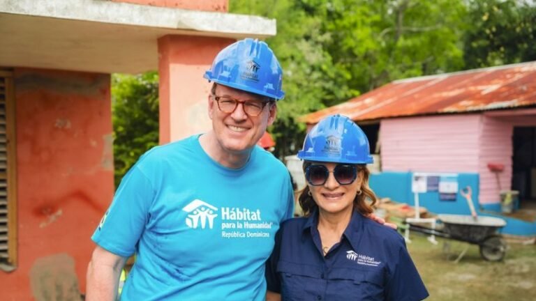 Empresarios se unen para apoyar a familias en la provincia de San Cristóbal Hábitat para la Humanidad República Dominicana celebra CEO BUILD por primera vez en el país. - Imagen