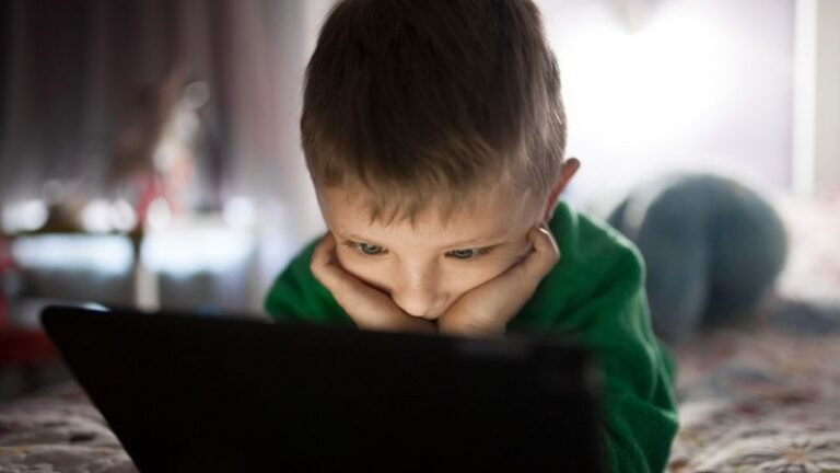 Cómo los algoritmos moldean el mundo digital de nuestros hijos  A pesar de ser invisibles, los algoritmos desempeñan un papel fundamental en la configuración del contenido que adultos y niños/as observan en línea - Imagen