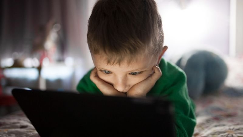Cómo los algoritmos moldean el mundo digital de nuestros hijos A pesar de ser invisibles, los algoritmos desempeñan un papel fundamental en la configuración del contenido que adultos y niños/as observan en línea - Imagen