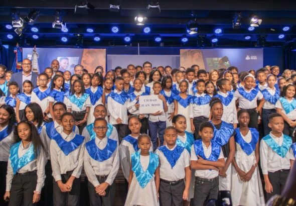 Dío Astacio cumple su palabra: 1,560 niños se gradúan de inglés totalmente gratis a través del Plan PROA - Imagen